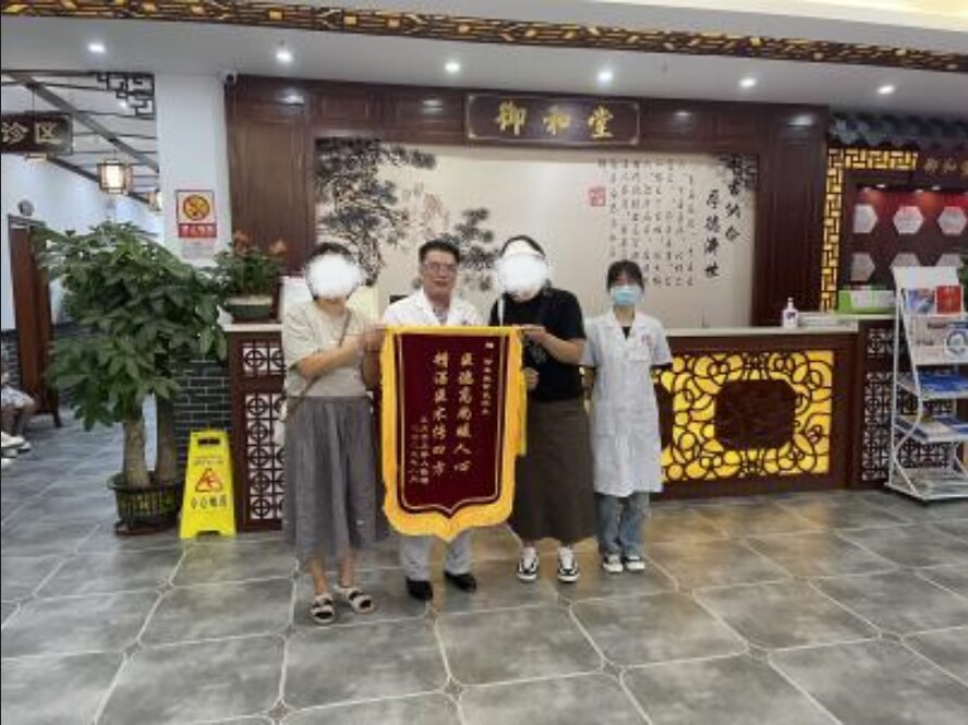 肺癌患者送来锦旗感谢广州御和堂肿瘤科黄俊主任